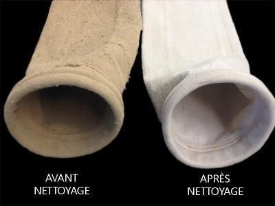 Comparaison de deux sacs filtrants en tissu : l'un sale avant nettoyage (beige), l'autre propre après (blanc).