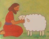 Een man in een rode tuniek knielt neer en aait een wit schaap in een groen veld.