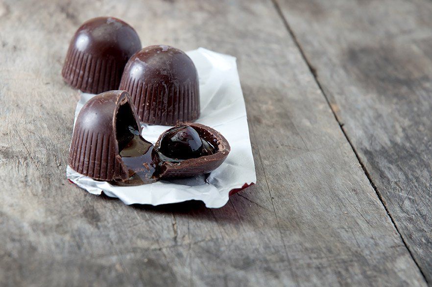 un gruppo di cioccolatini su un tavolo di legno .