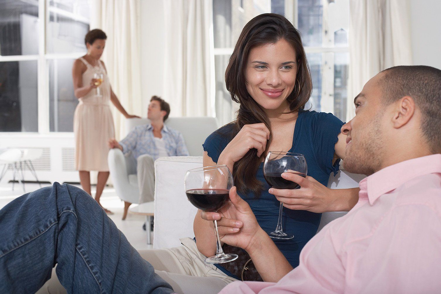 2 COUPLES DRINKING WINE TALKING