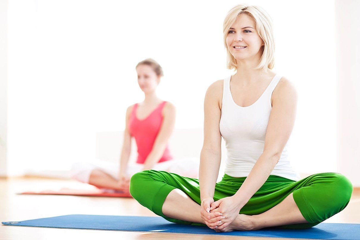 Kvinner i yogastilling med avslappet blikk – symboliserer indre ro og visualisering, perfekt for tem