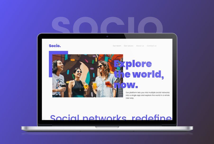Una computadora portátil está abierta a un sitio web que dice explorar el mundo, ahora.