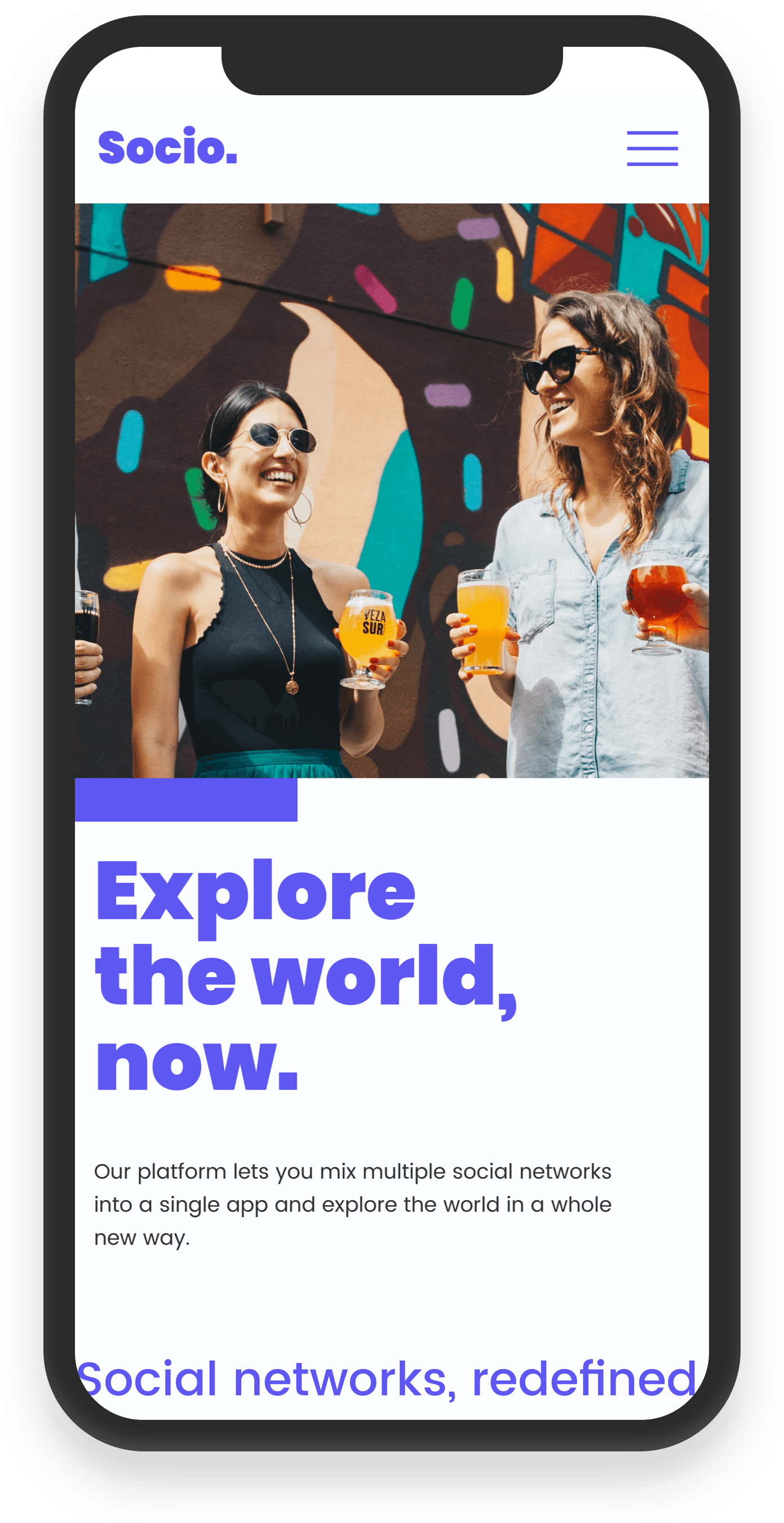 Una pantalla de teléfono muestra a dos mujeres sosteniendo bebidas y las palabras 
