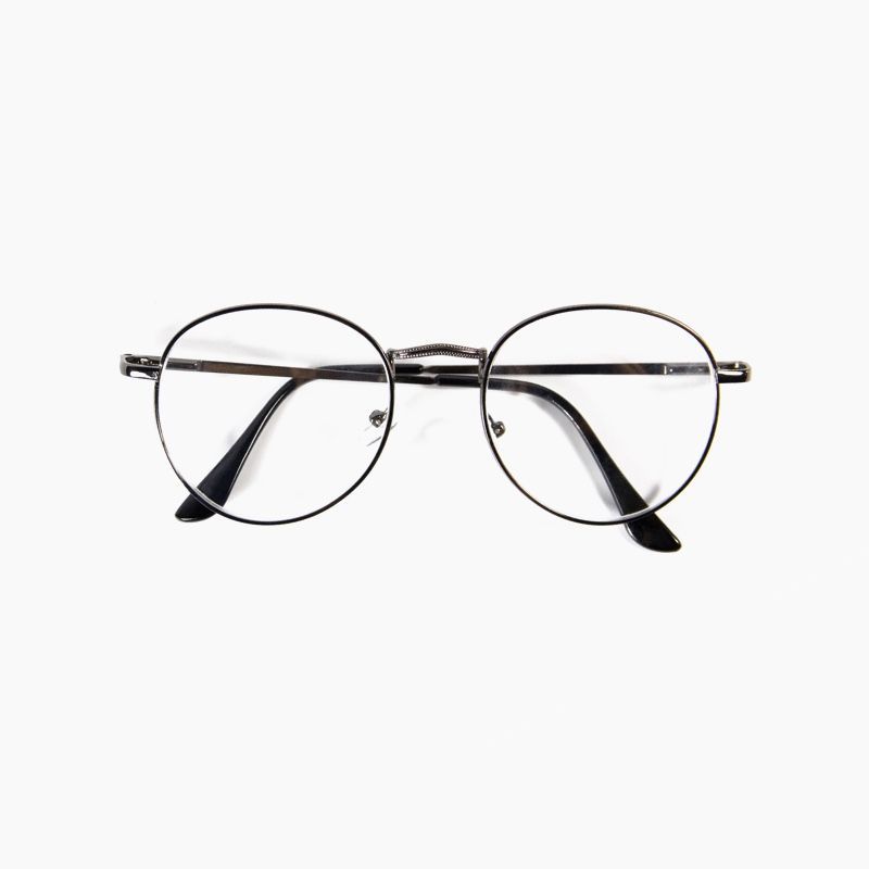 Une paire de lunettes rondes avec des verres clairs sur fond blanc.