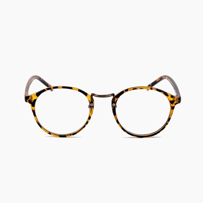 une paire de lunettes rondes avec un cadre à motif léopard sur fond blanc