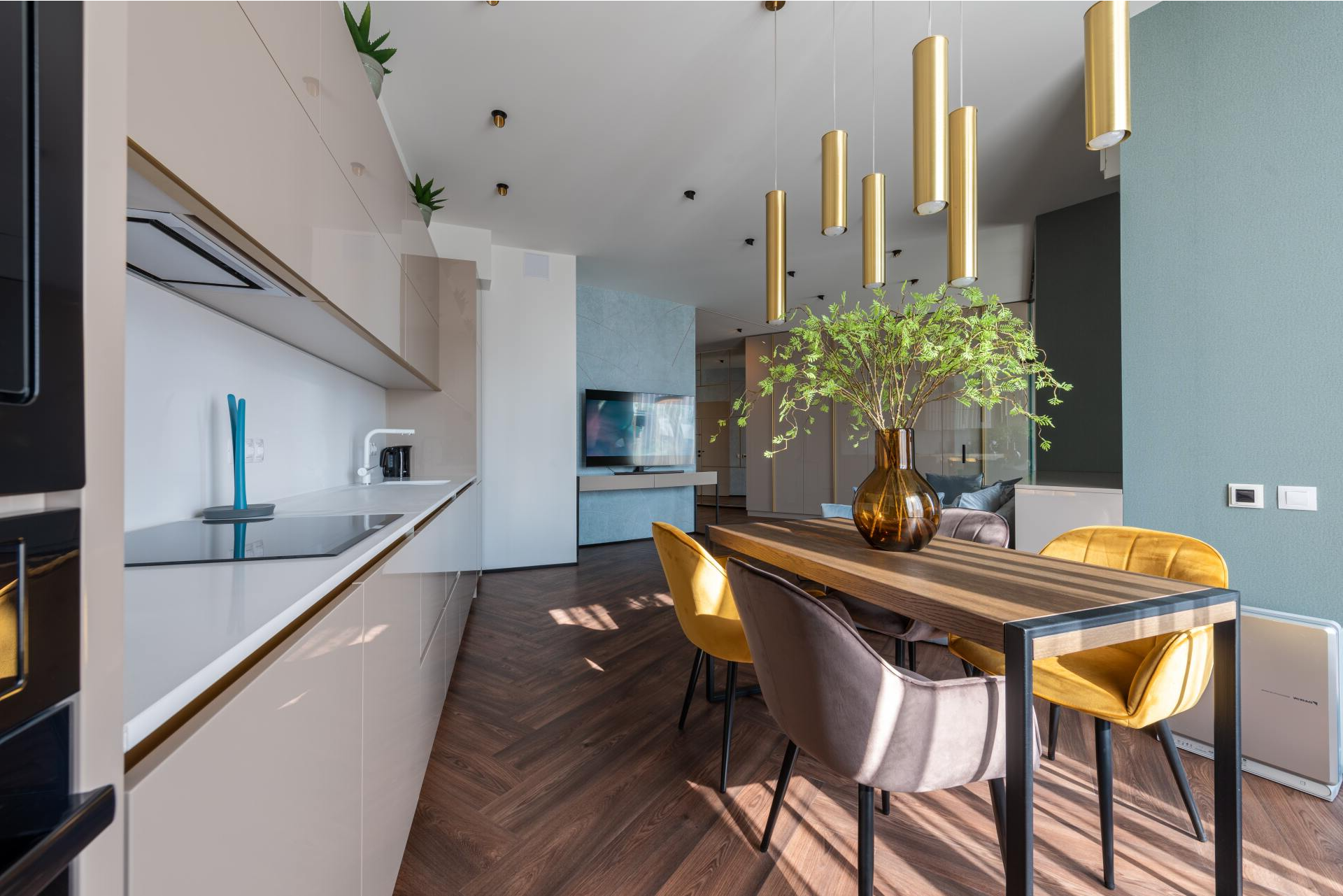 Una cocina y un comedor con mesa y sillas.