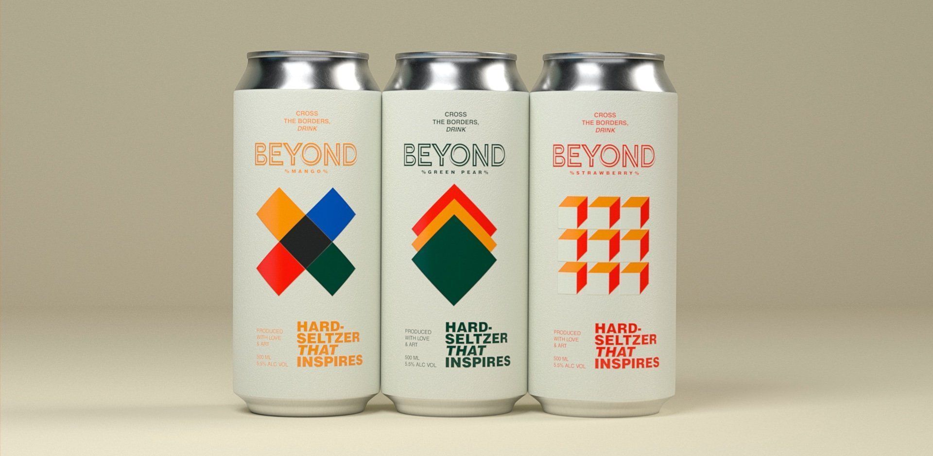 Drie witte drankblikjes met kleurrijke geometrische patronen op een beige achtergrond.