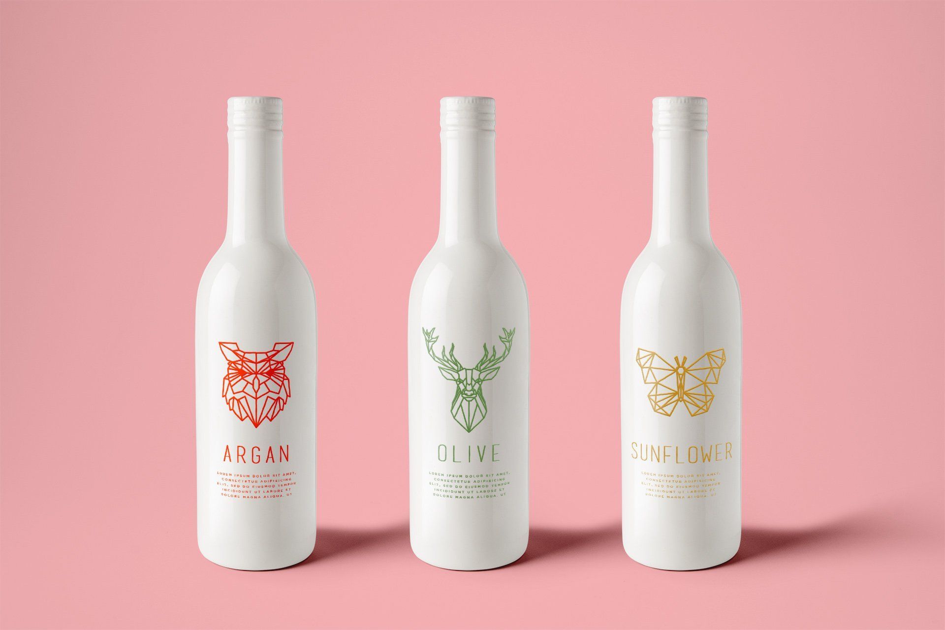 Drie witte flessen met rode, groene en gouden etiketten op een roze achtergrond.