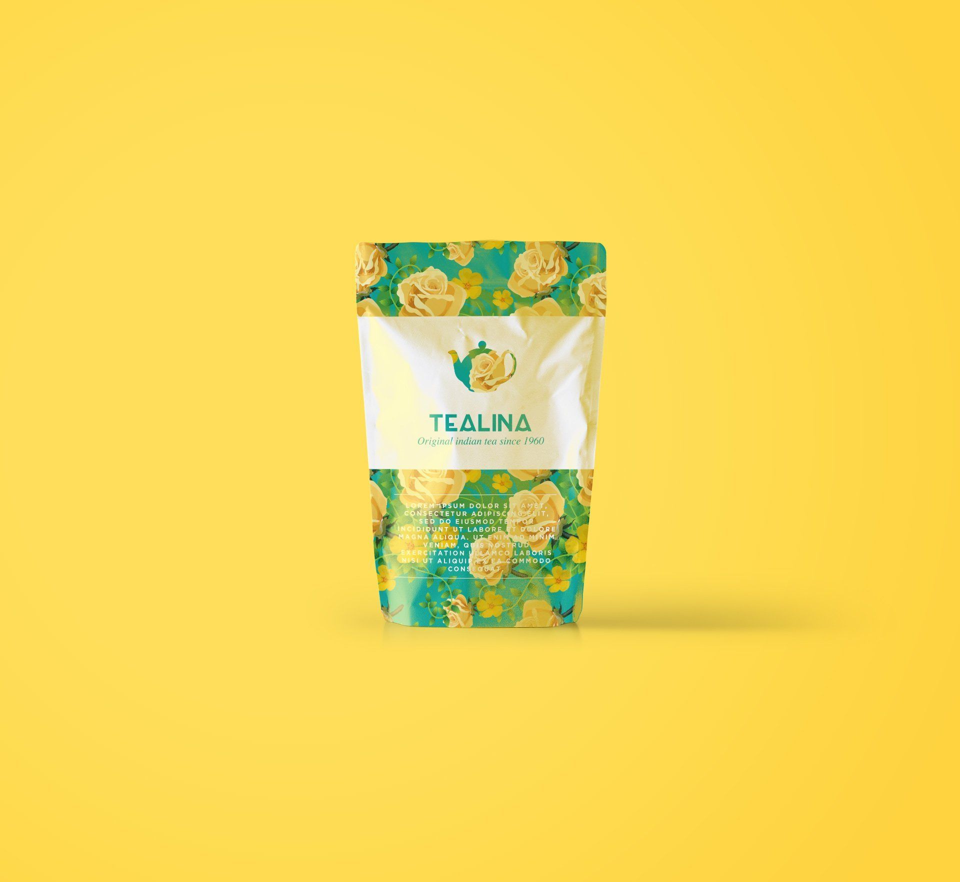 Snackzakje in turquoise en geel met een bloemenpatroon op een gele achtergrond.