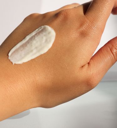 Elce crème op de hand