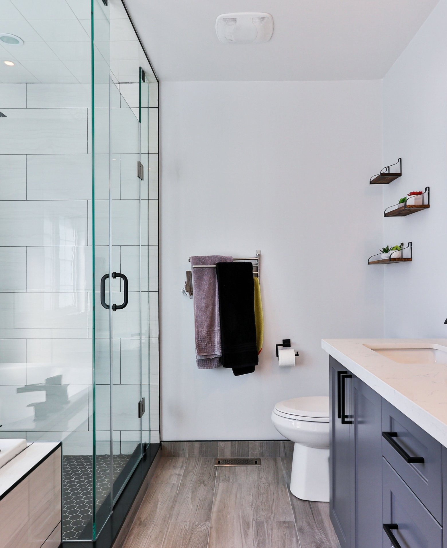 Fliesenspiegel und Fliesen in barrierefreiem Badezimmer von Fliesenlukas