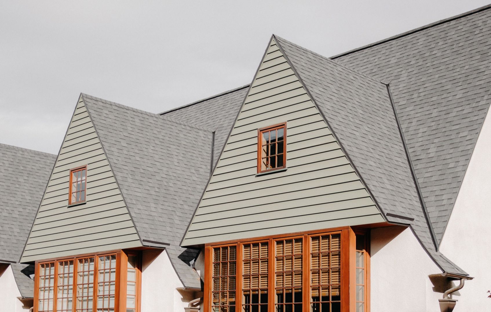 A row of houses with a triangle shaped roof
: KrystalClear : 