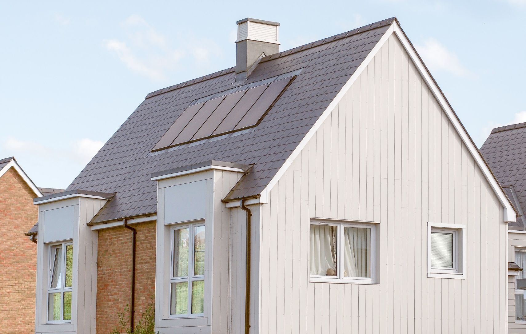 A house with a solar panel on the roof : KrystalClear : 