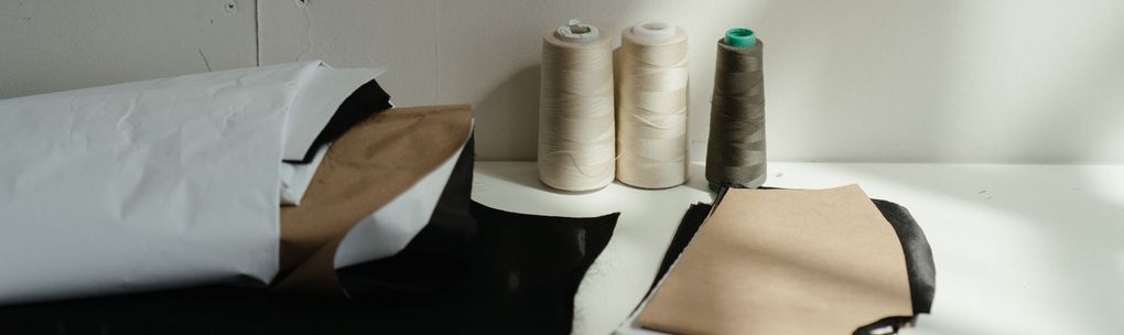 白色和黑色布料,以及線軸。
