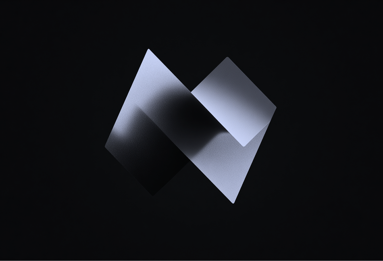 Logotipo geométrico plateado abstracto sobre fondo negro