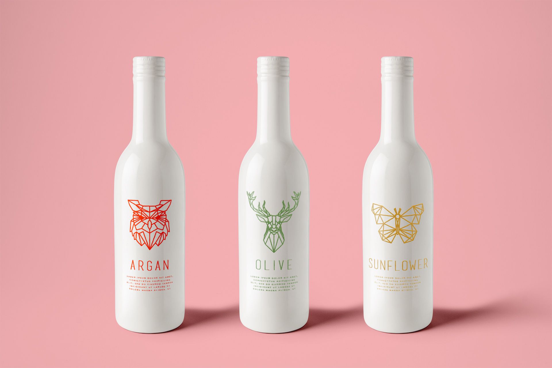 粉紅色背景上貼有紅色、綠色和金色標籤的三瓶白色飲料。