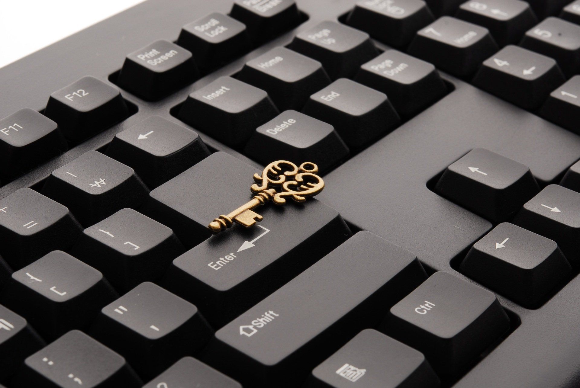 Um teclado com uma chave na tecla enter