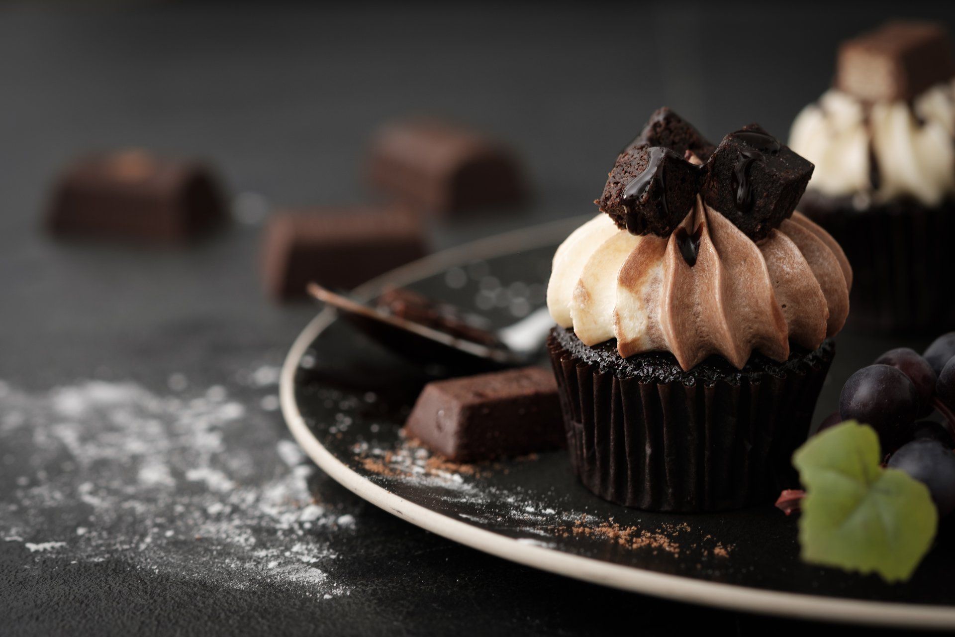 primo piano di un cupcake su un piatto