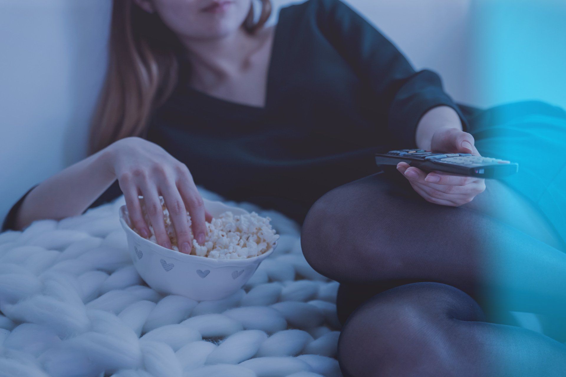 Guardare la tv mangiando popcorn