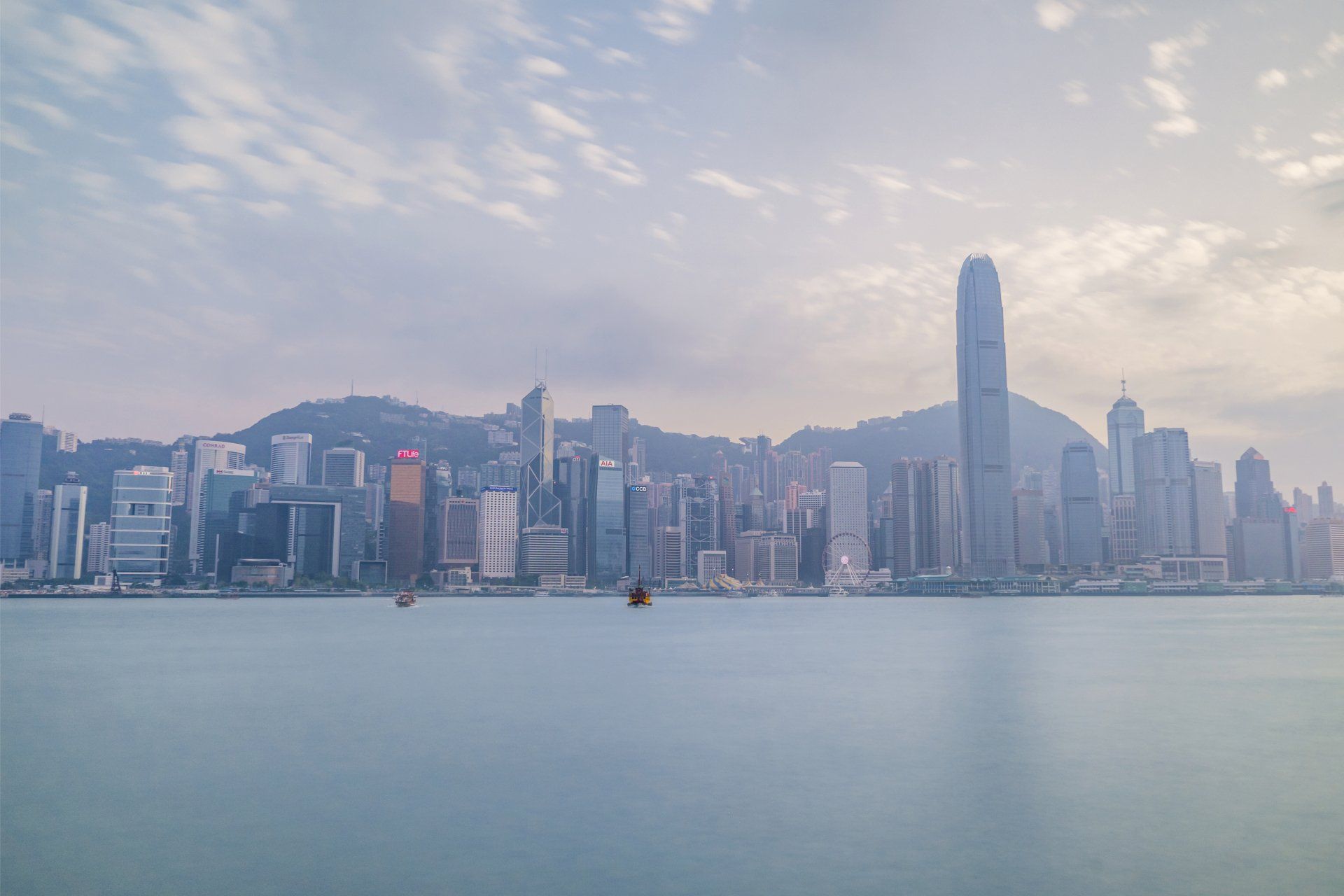 從水上可以看到香港的天際線。