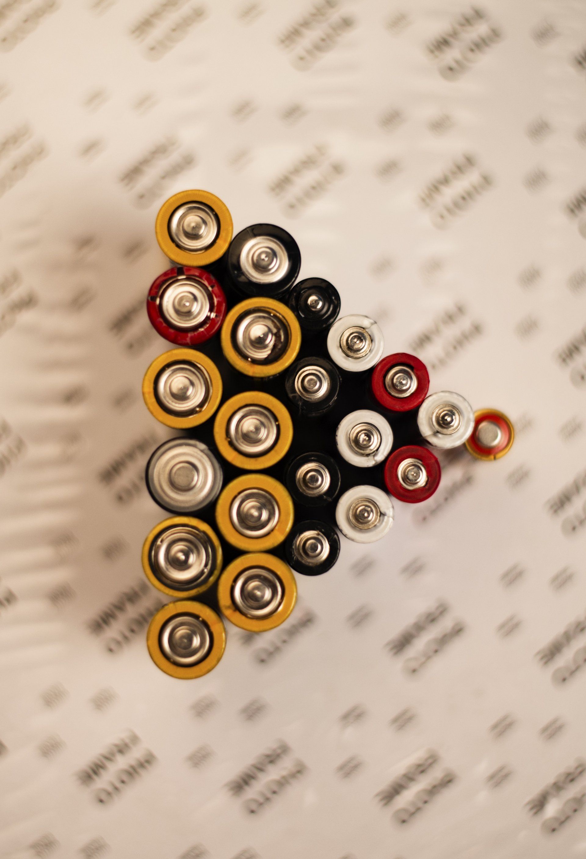 Ein Haufen Batterien, die auf einem Tisch übereinander gestapelt sind.