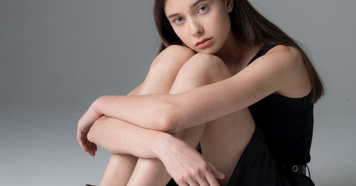 una ragazza con braccia incrociate sulle gambe