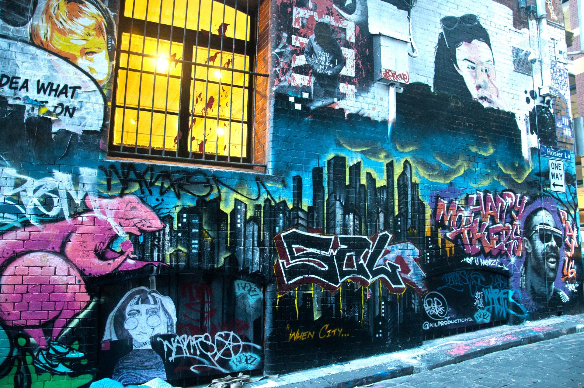 A wall with graffiti on it that says 