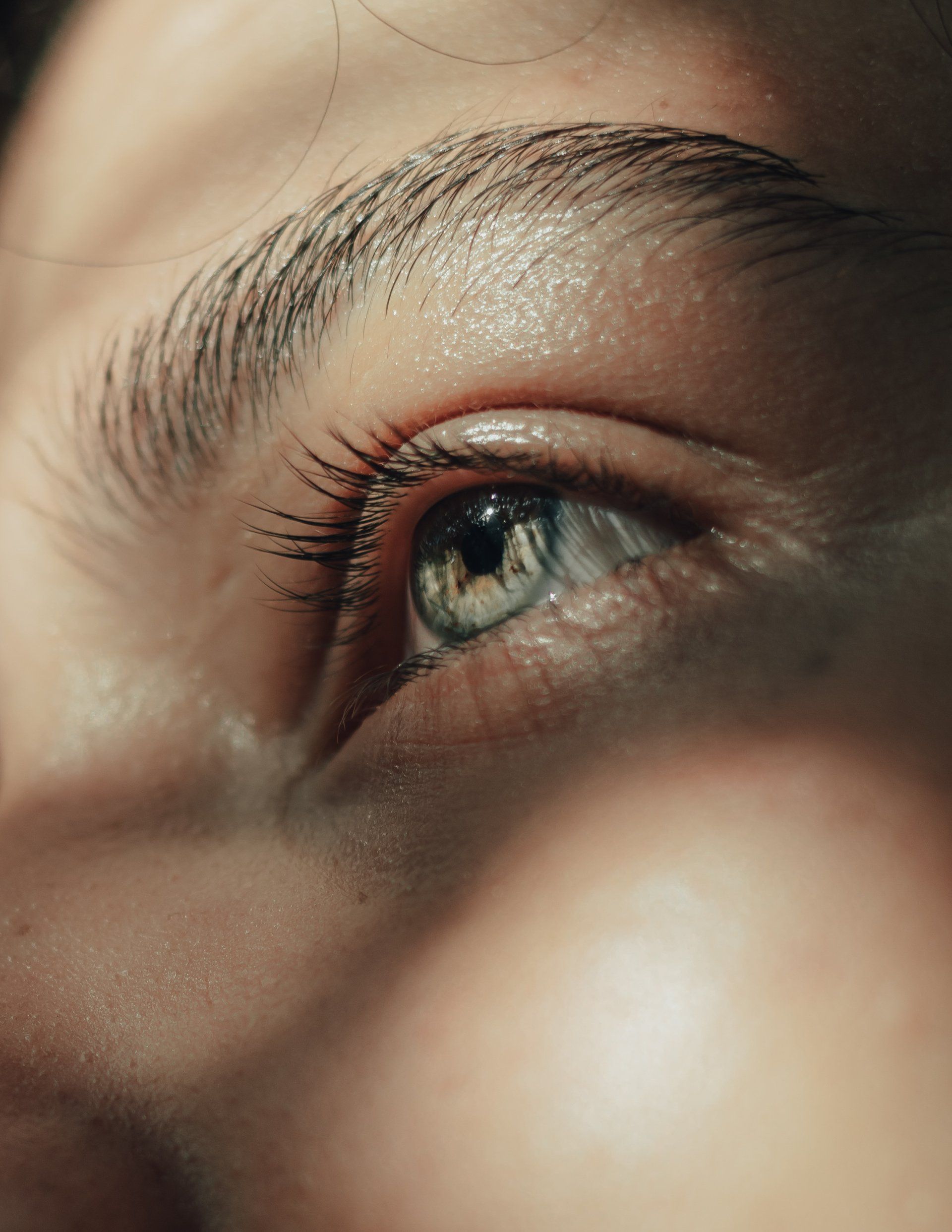 A close up of a woman 's eye with long eyelashes.