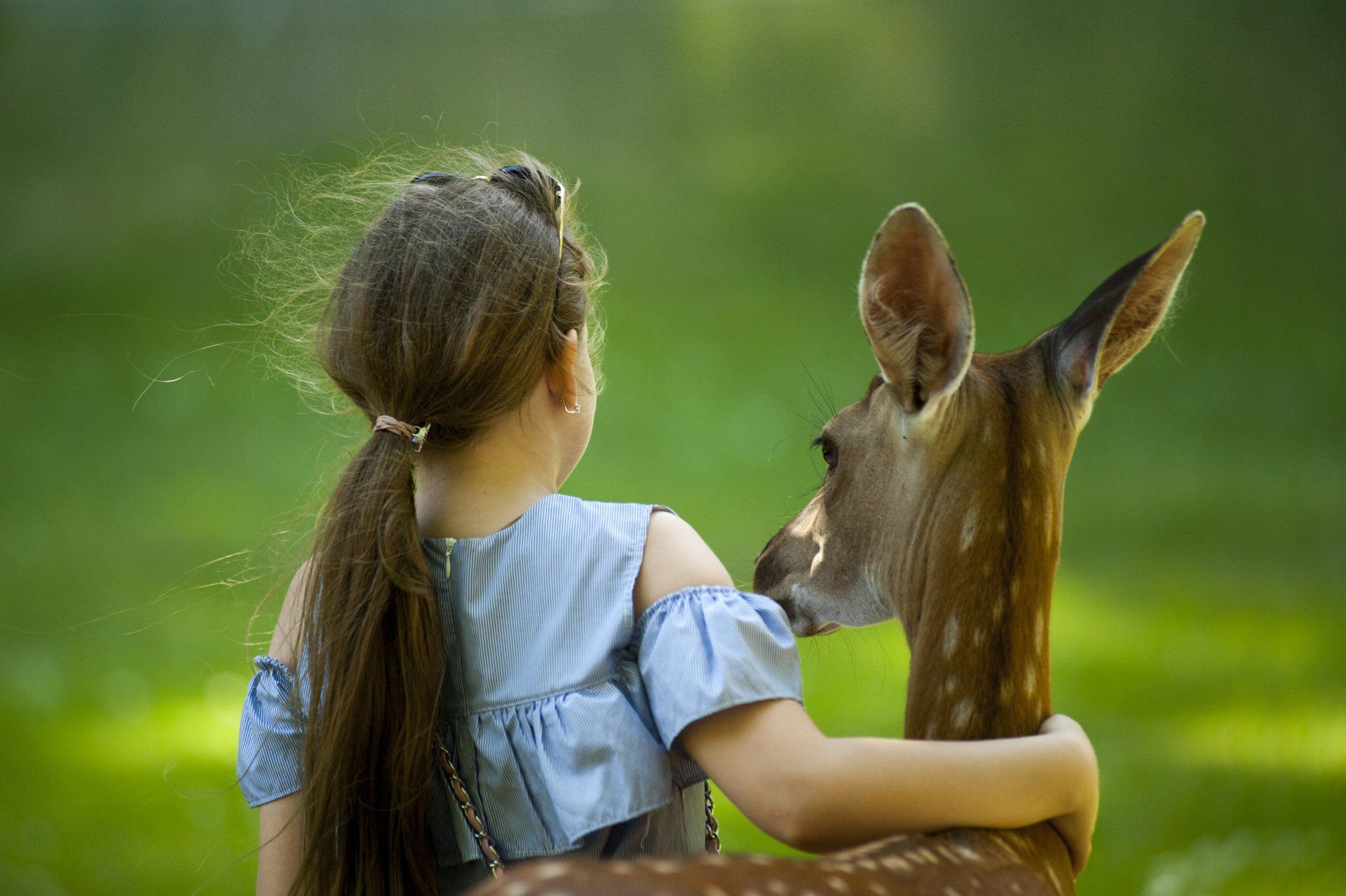 Kind mit Reh