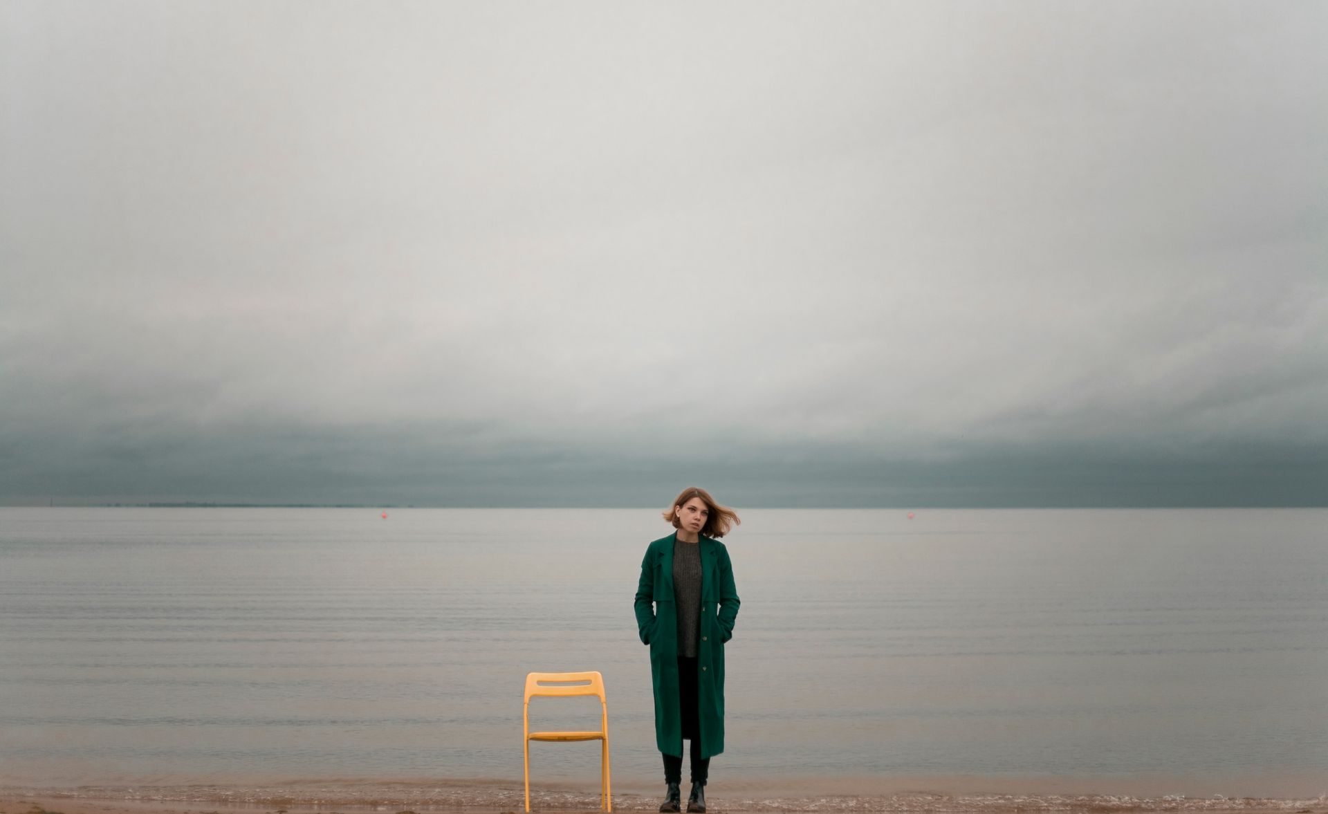 Ragazza sola sul lago