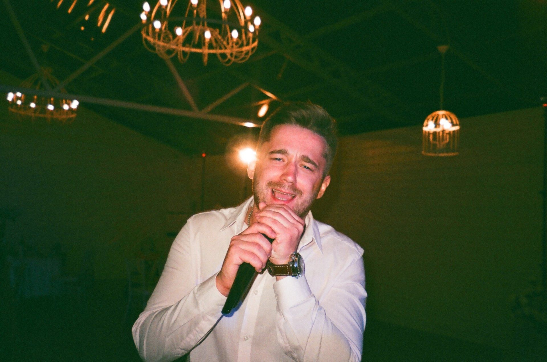 un uomo canta in un microfono al Karaoke