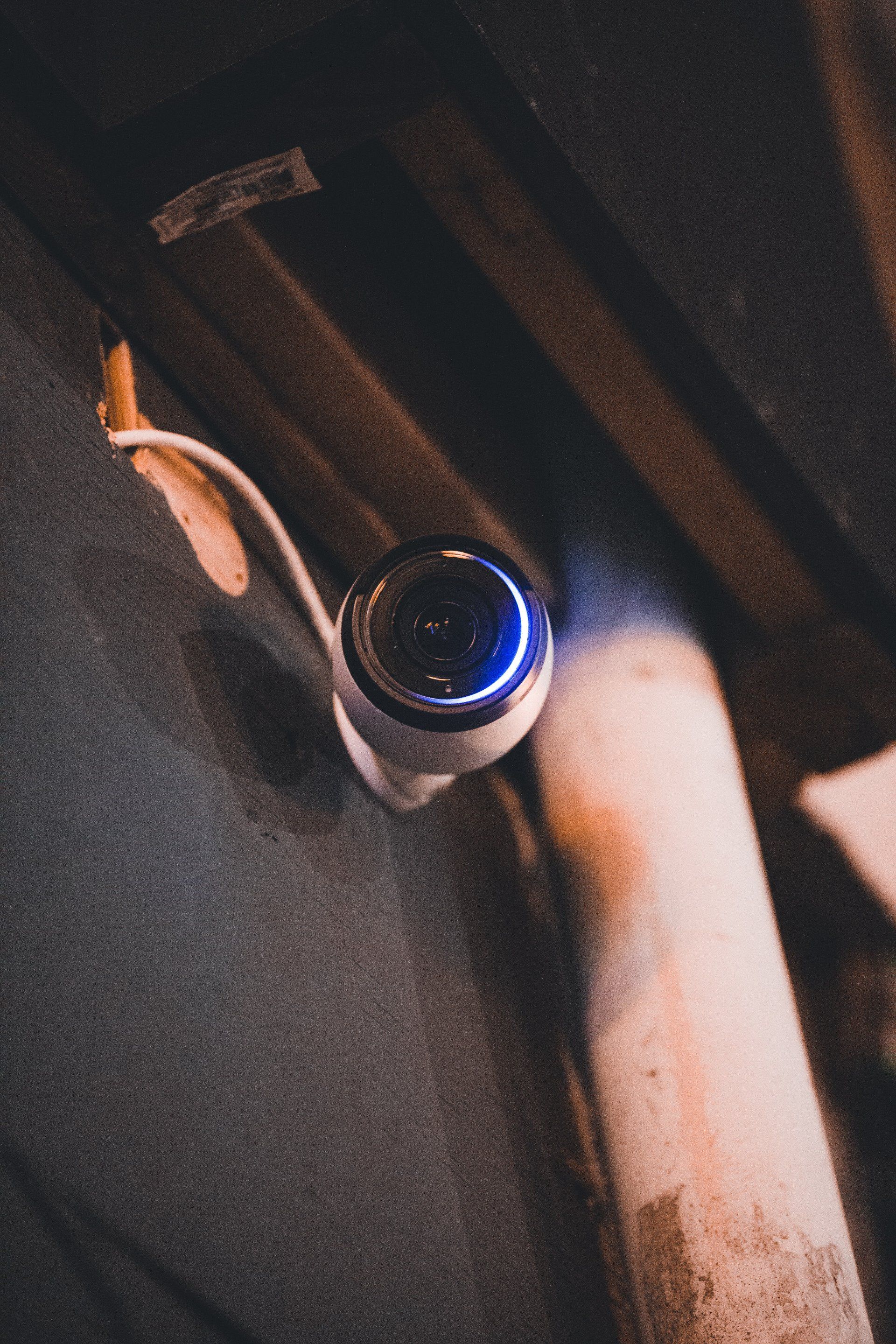 Un gros plan d'une bouteille avec une lumière bleue qui en sort.