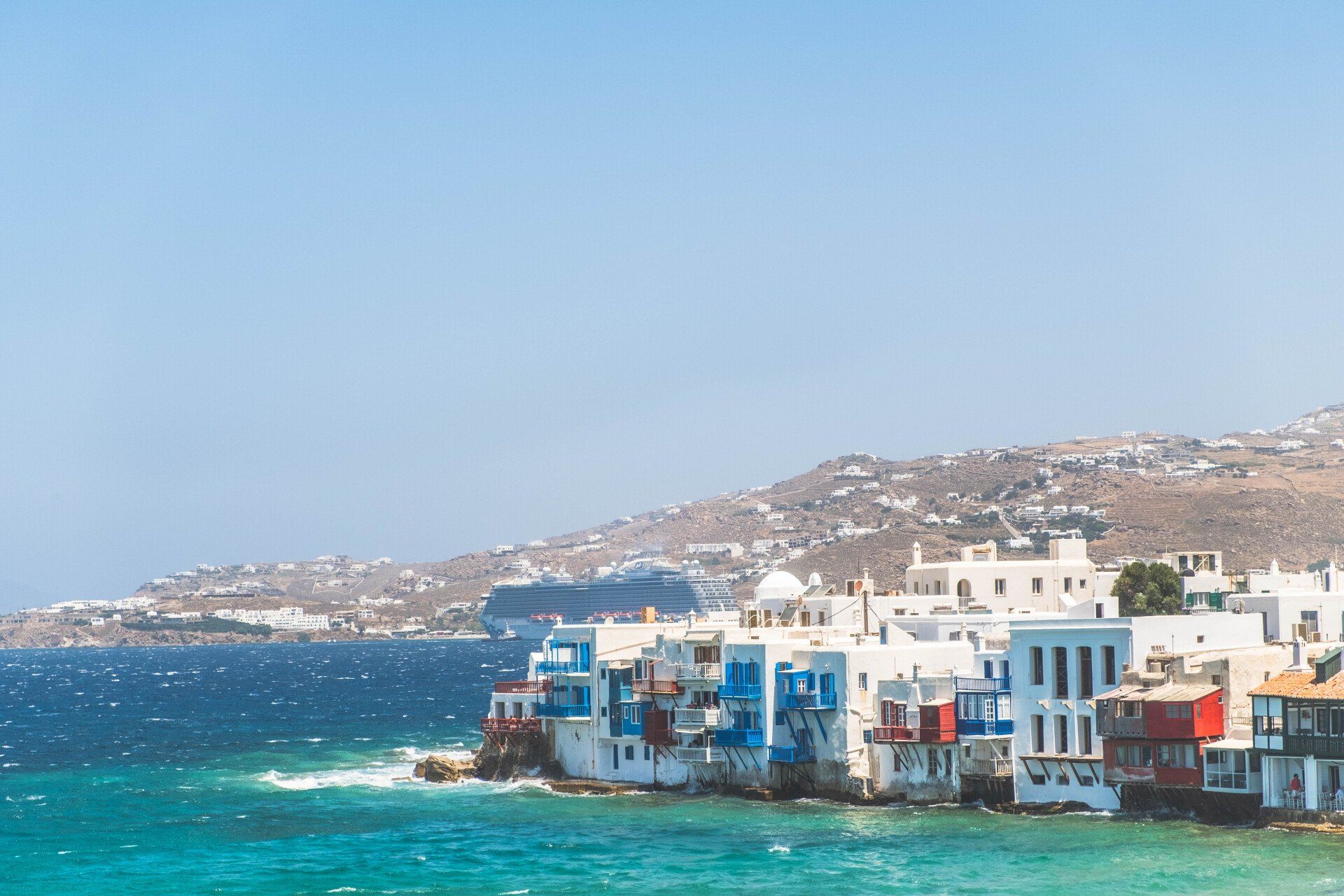 Nave da crociera a Mykonos