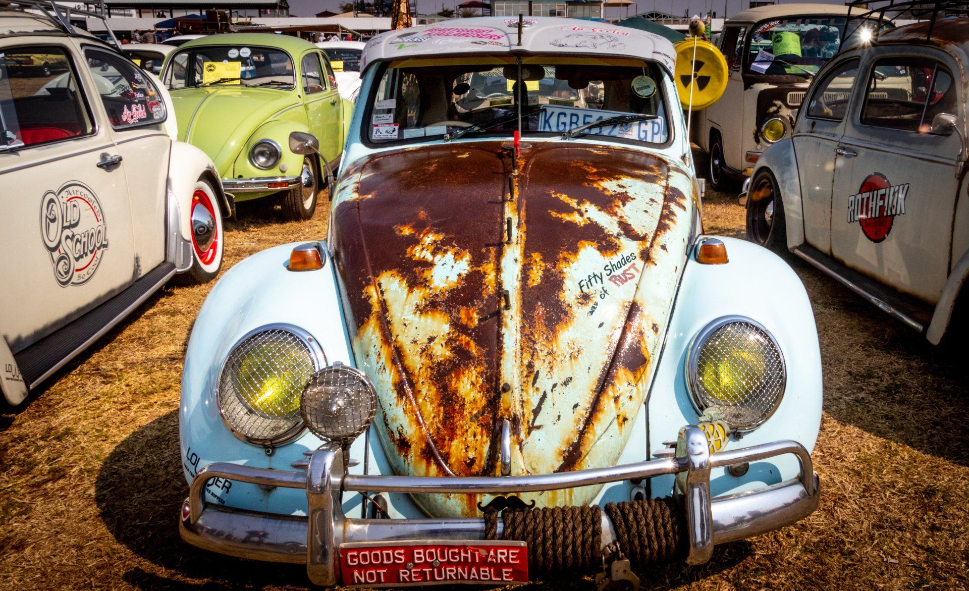 gammal rostig Volkswagen-bil (”bubbla”)