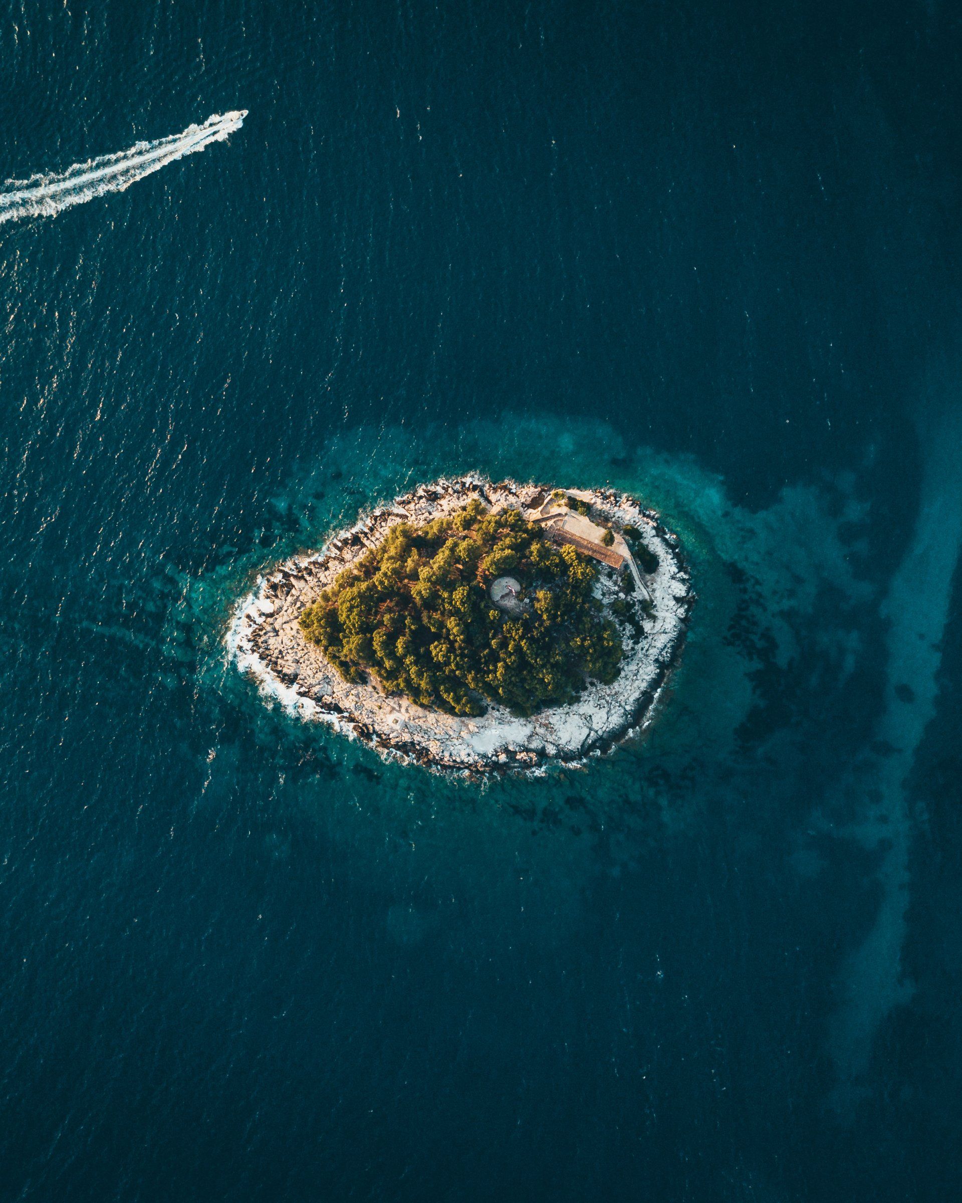 Uma vista aérea de uma pequena ilha no meio do oceano.