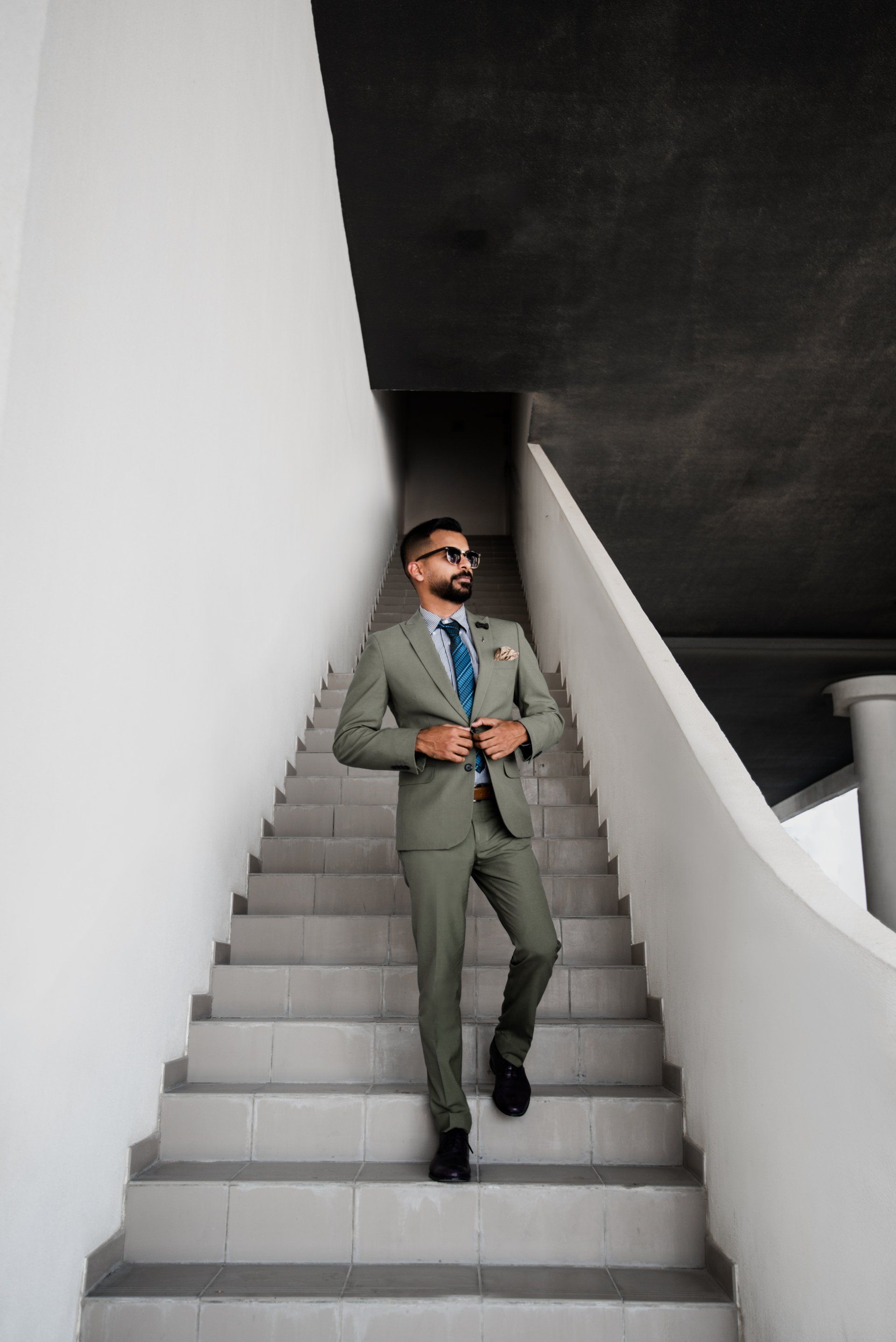 Ein Mann in Anzug und Krawatte steht auf einer Treppe.