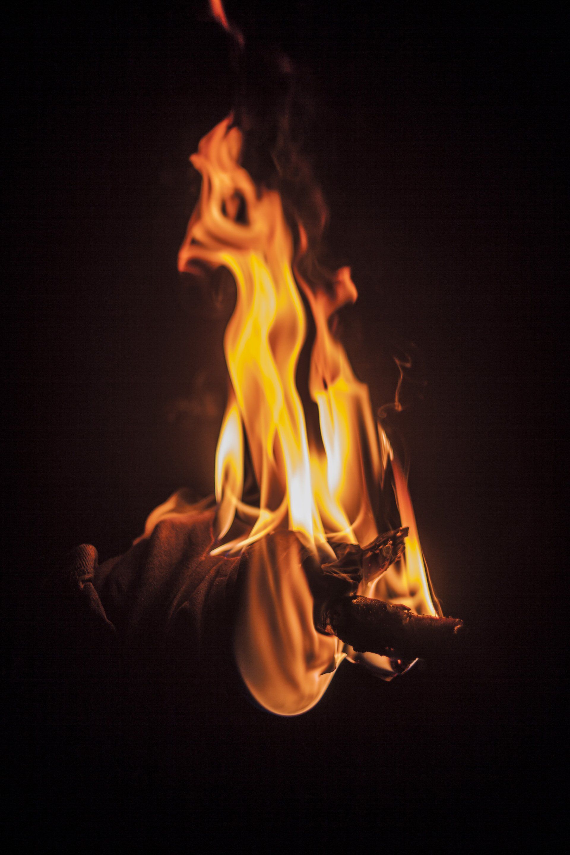 Eine Nahaufnahme eines Lagerfeuers im Dunkeln.