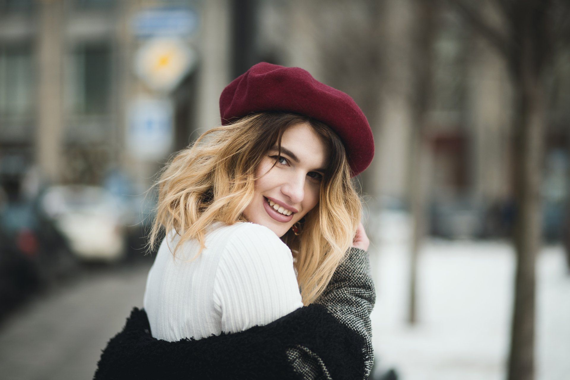Ragazza vestita con stile