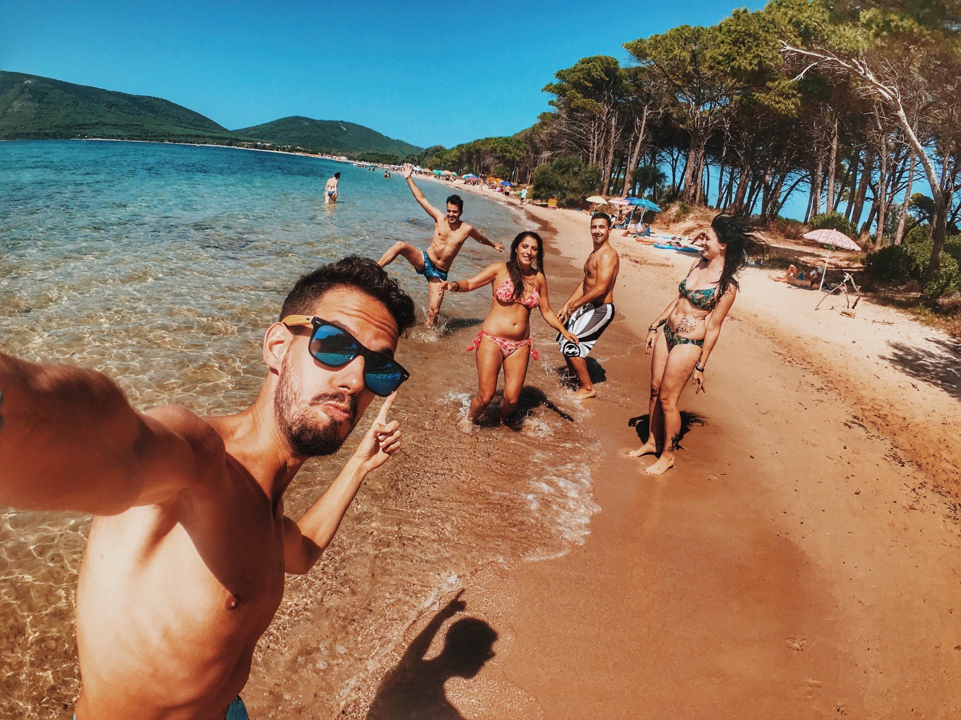 Gruppo di single al mare