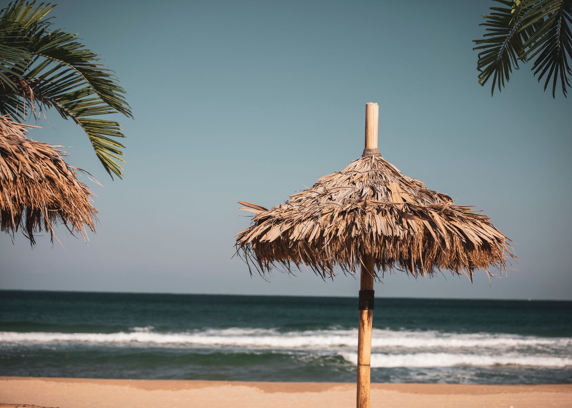 un ombrellone di paglia su una spiaggia