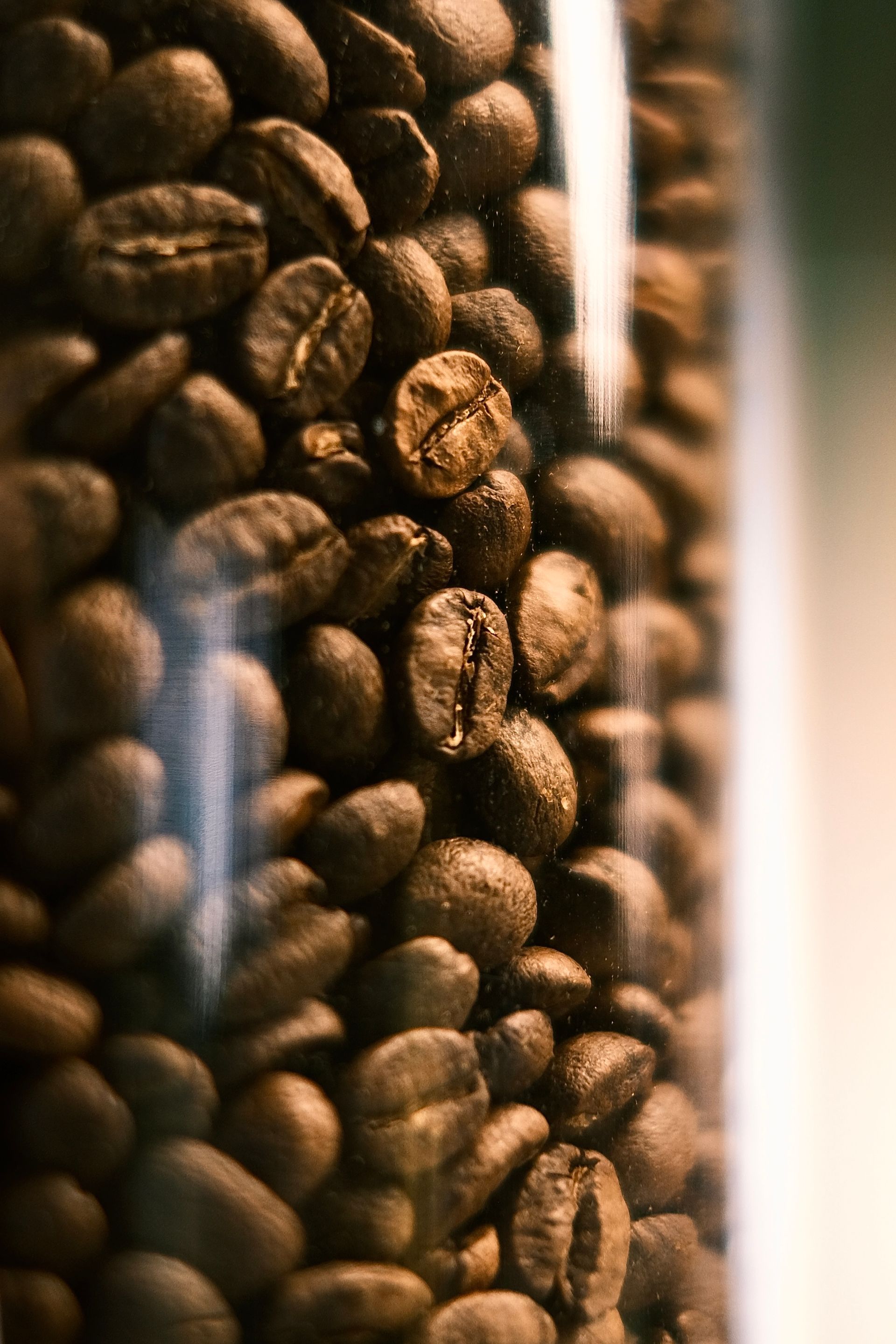 Een close-up van een glazen pot gevuld met koffiebonen.
