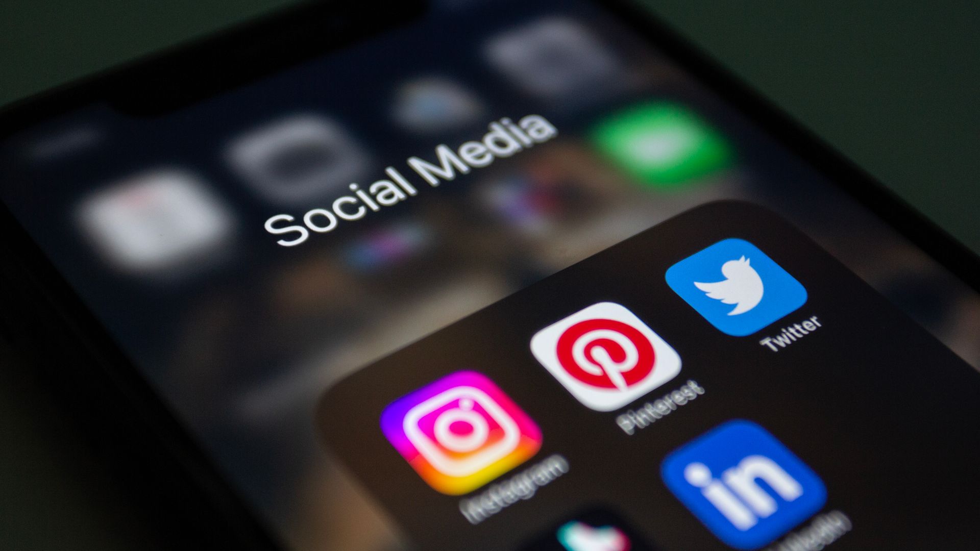 Auf einem Bildschirm werden Social Media Apps wie Instagram, Pinterest, Twitter und LinkedIn angezeigt. 