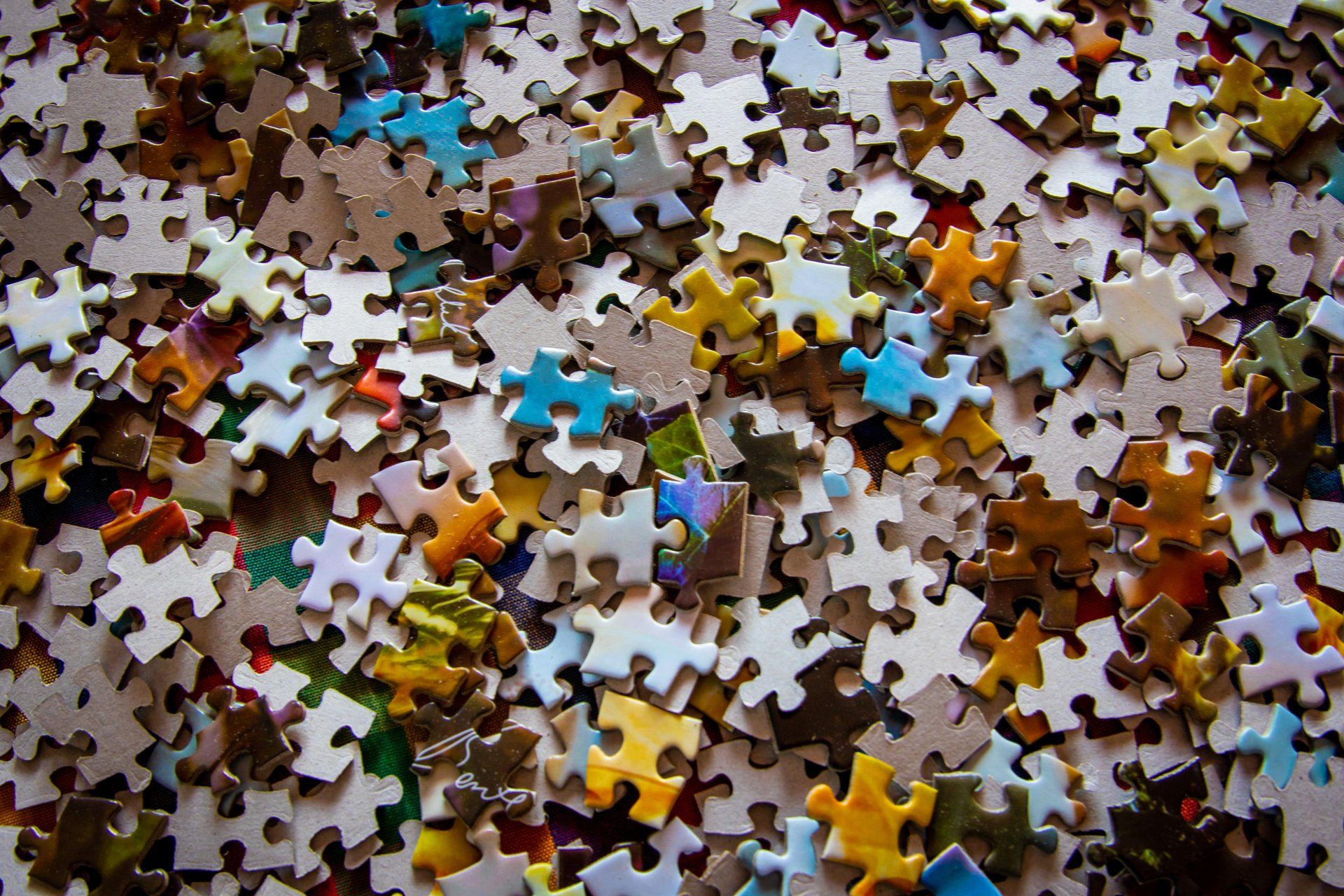 Een stapel kleurrijke puzzelstukjes op een tafel