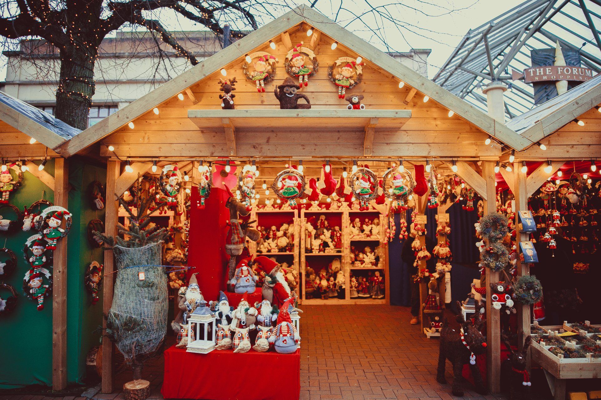 Marktstände auf einem Weihanchtsmarkt
