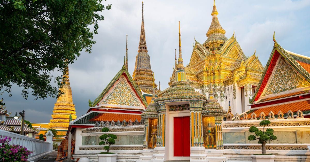 Ein Tempel mit vielen Gebäuden und Bäumen im Hintergrund.