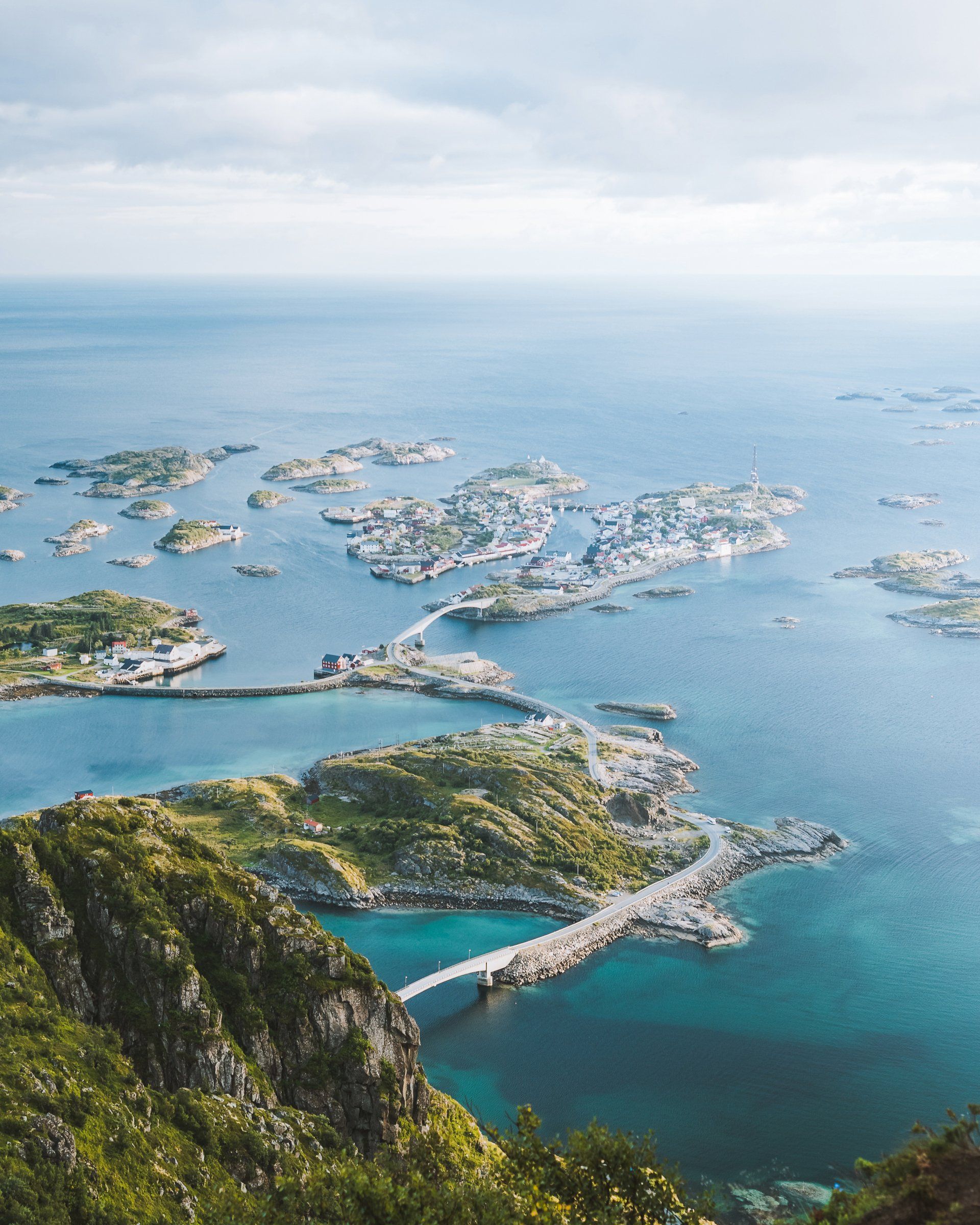 Et luftfoto av en liten øy midt i en stor vannmasse.