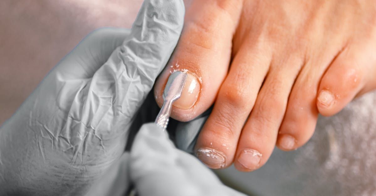 Eine Frau bekommt ihre Nägel von einem Nagelstudio lackiert .