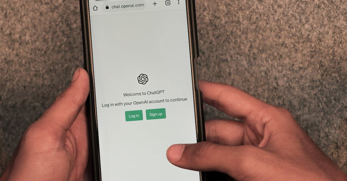 Manos sosteniendo un teléfono con una indicación de escaneo y dos botones verdes en una pantalla blanca.