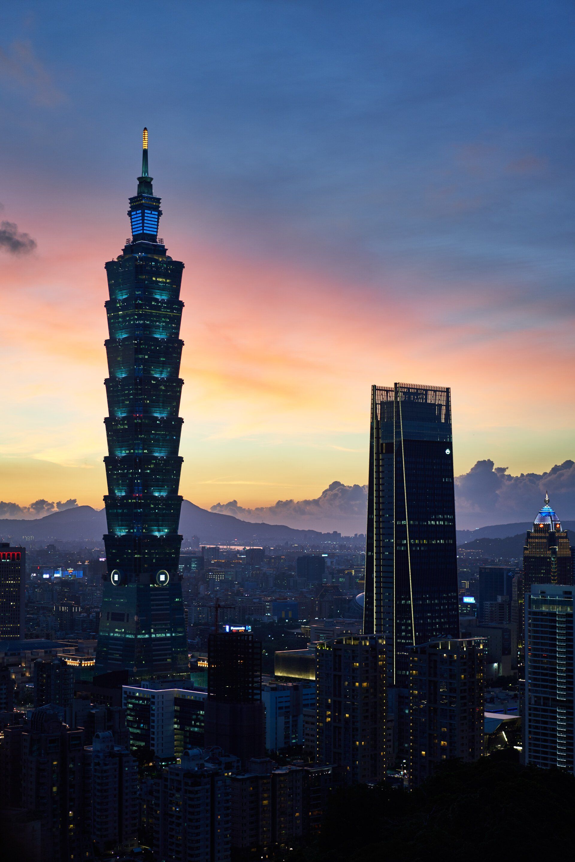 日落時分,城市中心的一座高大建築。