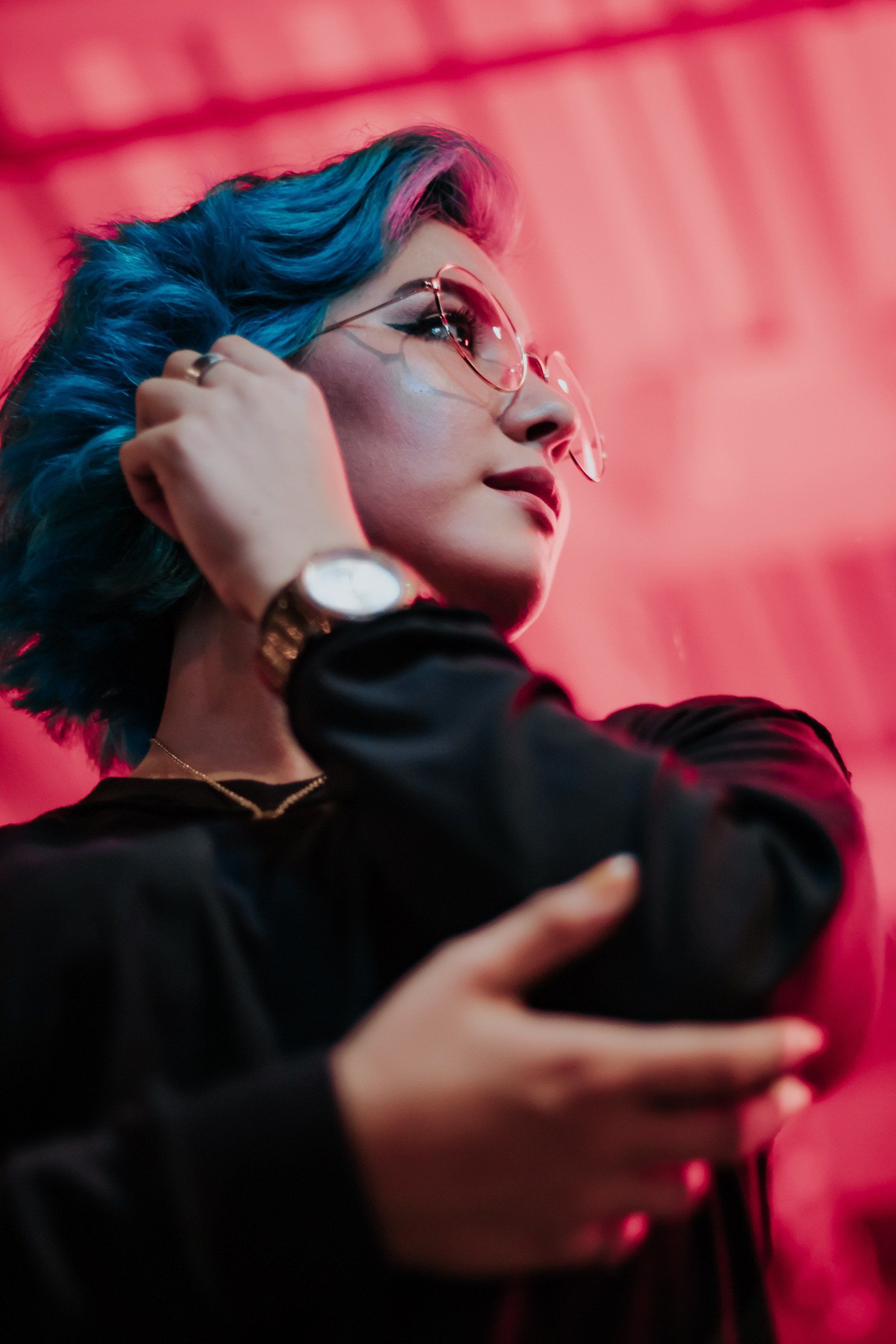 Una donna con i capelli blu e occhiali  fashion 